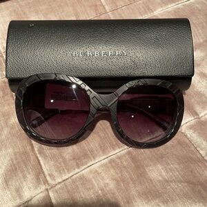 BURBERRY Plaid Signature Design Sunglasses NWOTS